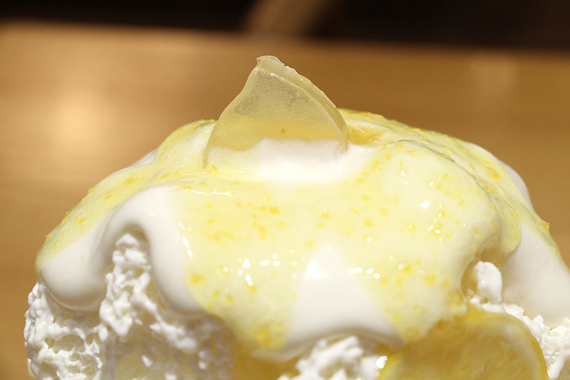氷の頂に琥珀菓子「レモンの雫」が添えられています