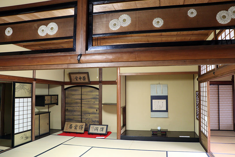 「一の間」と「二の間」の間は、菊の欄間に