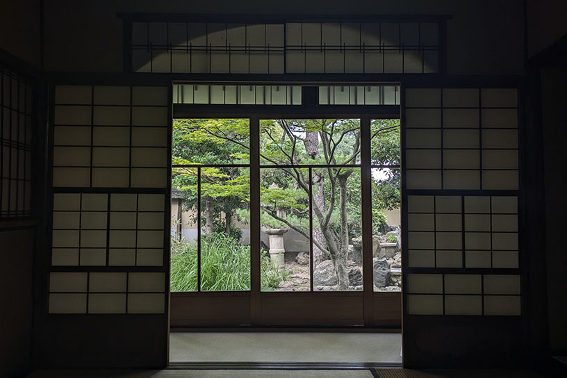 「驟雨（しゅうう）の間」から庭園を望む
