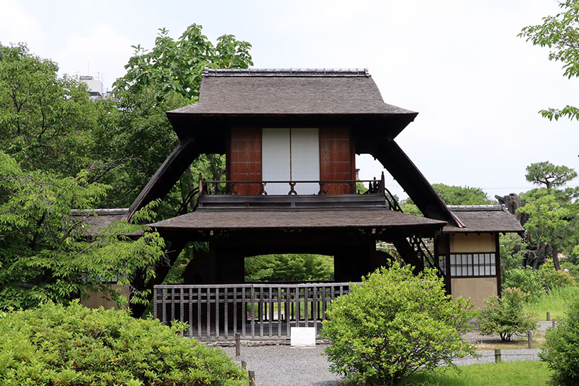 個性豊かな建築のひとつ、傍花閣