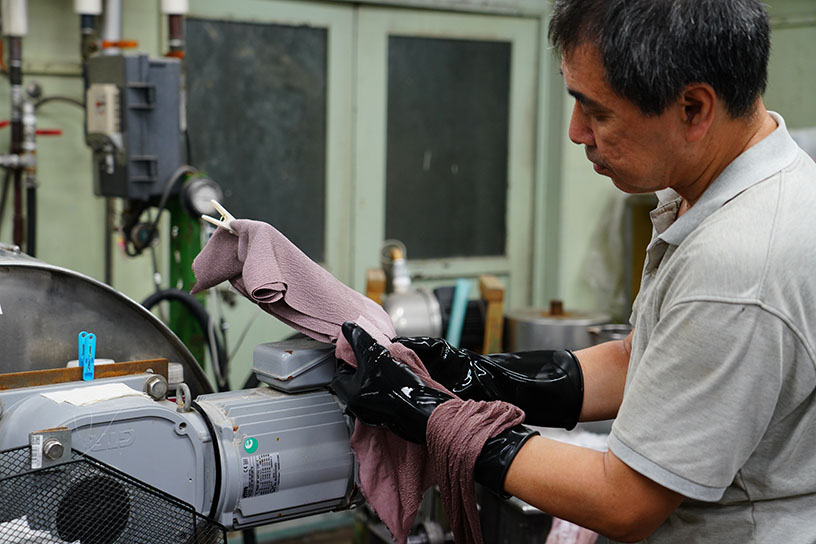 染まり具合を確認しながら作業を進めます