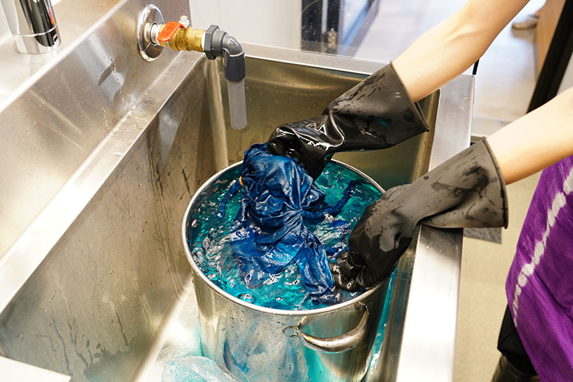 色を定着させ、水洗いする工程は熱湯を使用するため、スタッフさんが担当してくださいます