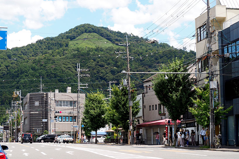 白川通今出川交差点のやや西側