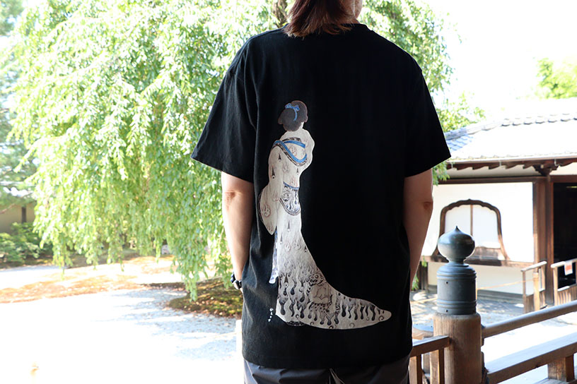 妖女Tシャツ（サイズ：M、L、XL、XXL）3,800円。前面は無地です