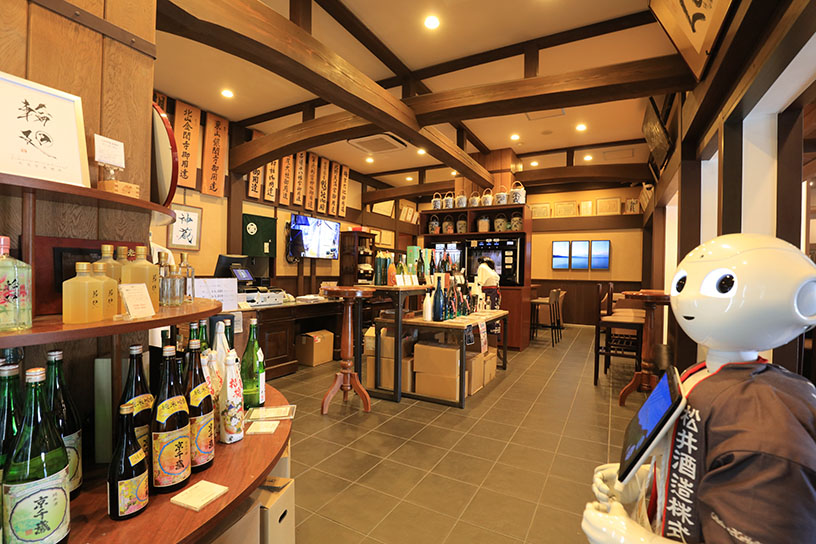 内観。法被を着たPepperくんが歴史を解説してくれます