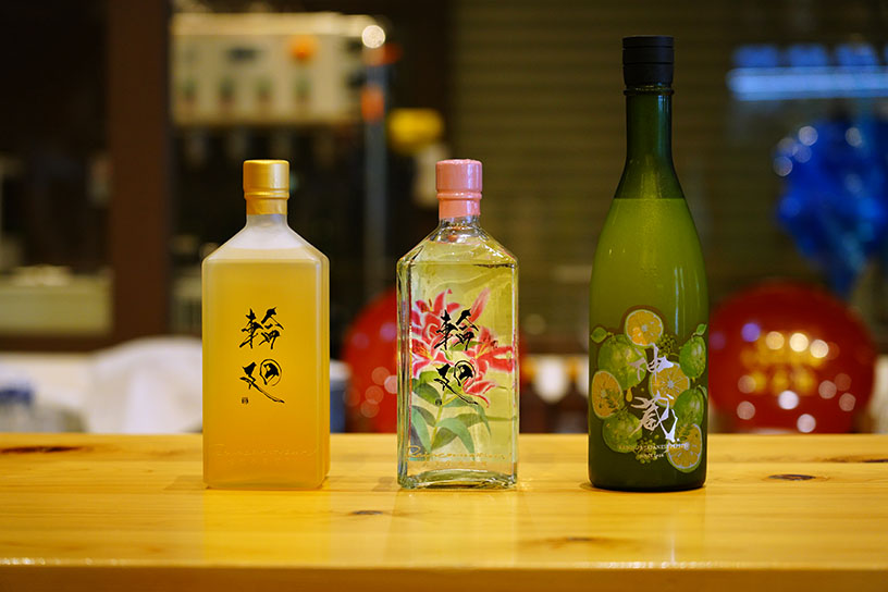 左：京都ジン 輪廻 Old Tom MIKE、中央：京都ジン 輪廻 In Bloom、右：神蔵「蜜號」かぼす山椒