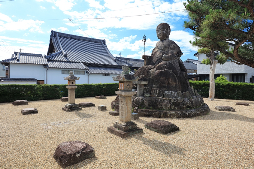 お地蔵さまを取り囲むように、礎石が並んでいます