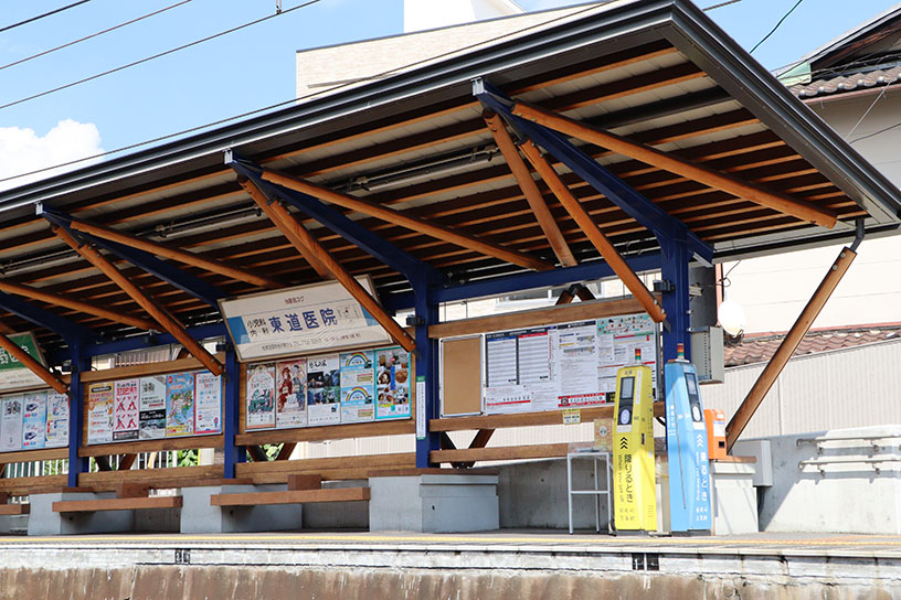 2023年、「茶山・京都芸術大学駅」は北山杉を使った温もりある駅舎に生まれ変わりました