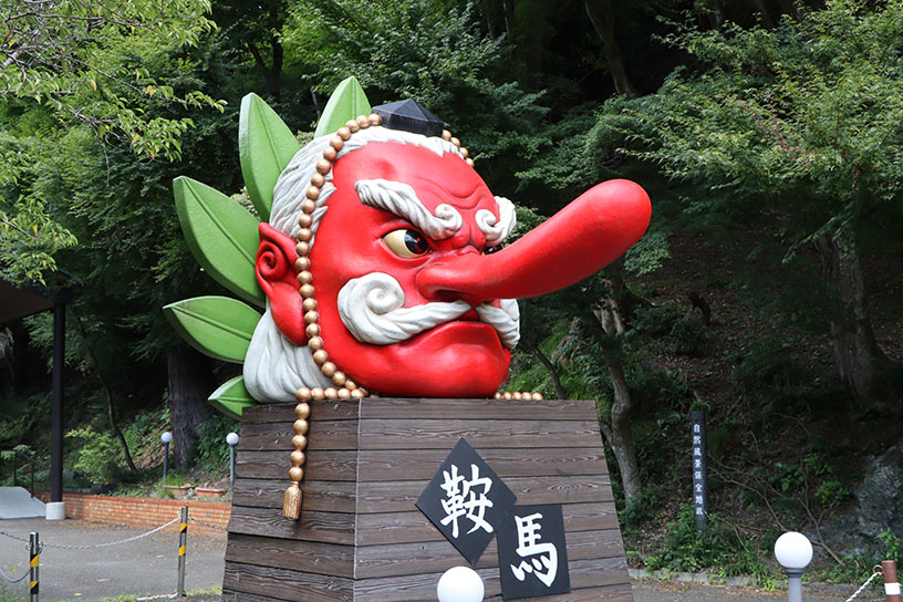 2018年の鞍馬線開通90周年を記念して誕生した、大天狗モニュメント