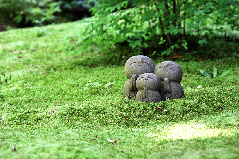 心地良い「鹿威し」の音に、お地蔵さんもにっこり♪