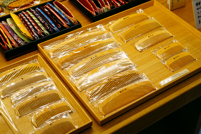 さまざまな大きさのつげ櫛があります