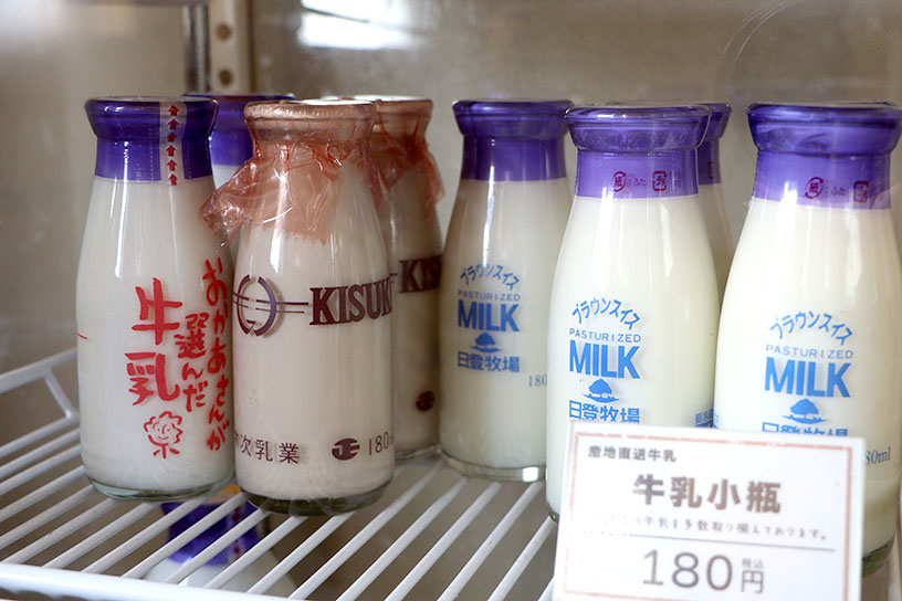 西日本を中心に産地直送の牛乳が並びます