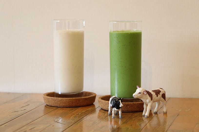 左:バナナミルク 450円、右:ケールリンゴ 550円