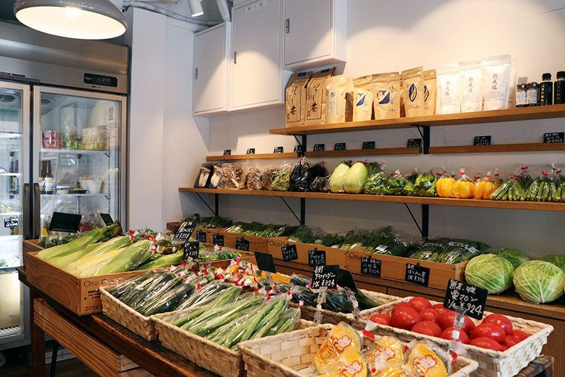 さまざまな産地の新鮮な野菜が並びます