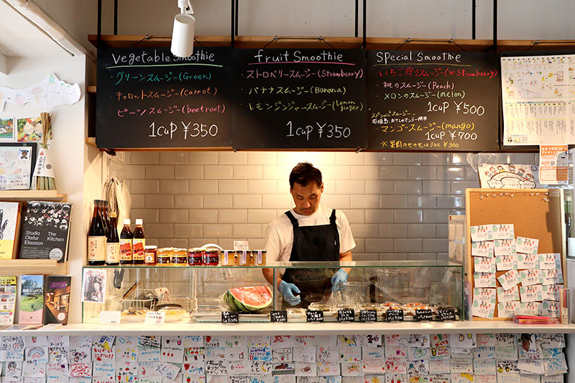 スムージーは店内奥で注文できます