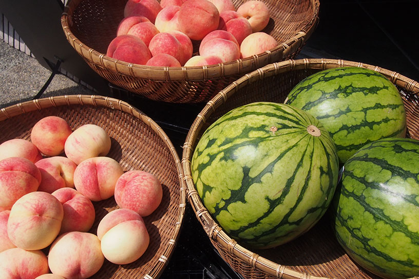 店頭に旬のフルーツが並びます