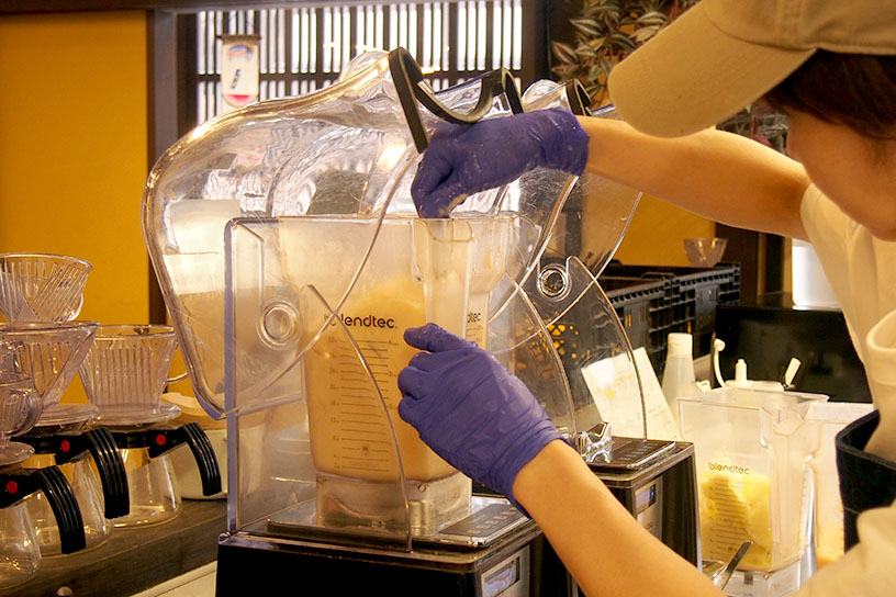 丁寧に味を調えていきます