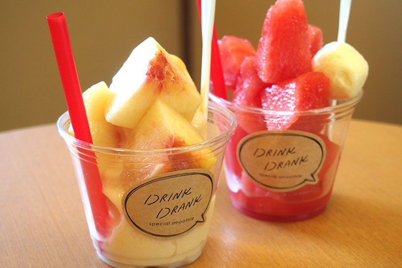 左：完熟とろ～り白桃スムージー 880円、右：しゃりっとジューシーすいかスムージー 880円