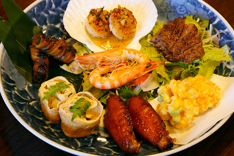 古伊万里の大皿に盛られた前菜（写真は2人前）