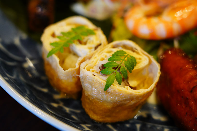 東寺ゆばの炊いたん。銀杏やゆり根などを湯葉で包んで揚げています