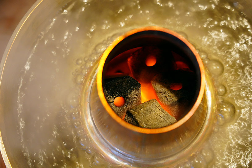 お食事のタイミングを見計らって事前に炭を入れ、沸騰した状態で運んでこられます