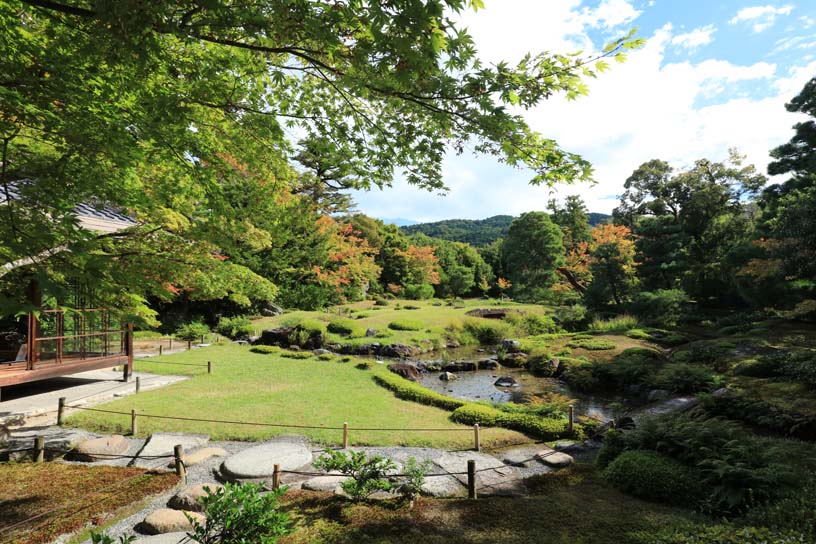 東山を借景に取り込んだ奥行きのあるお庭
