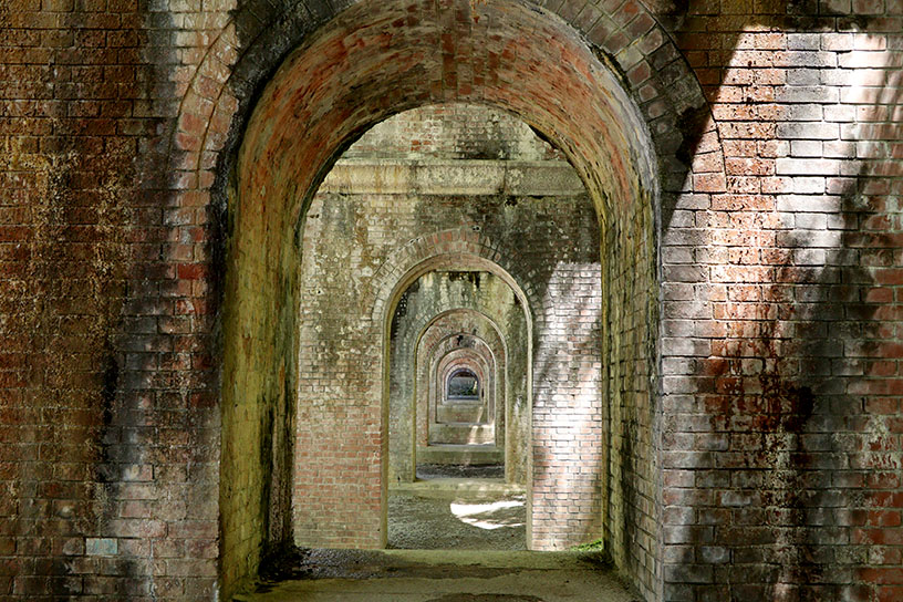 レンガの連なるアーチは、フォトスポットとしても人気