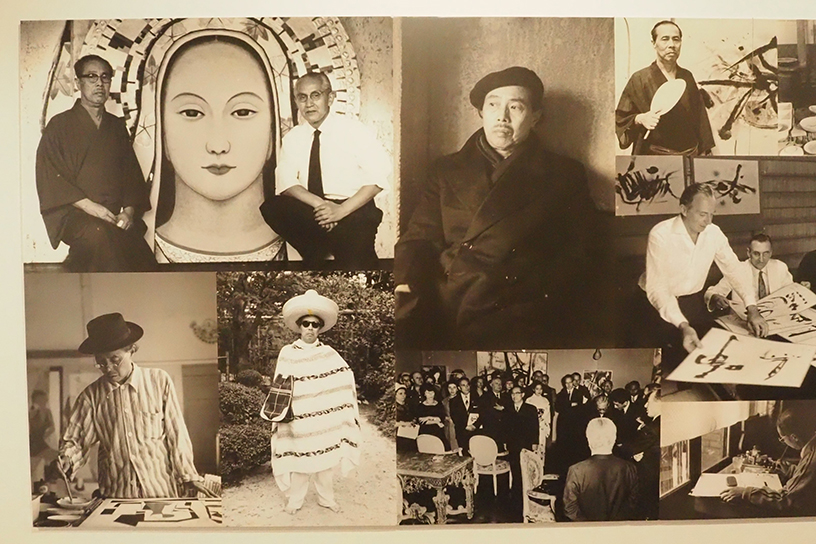 美術館の廊下には、堂本印象の写真が飾られています