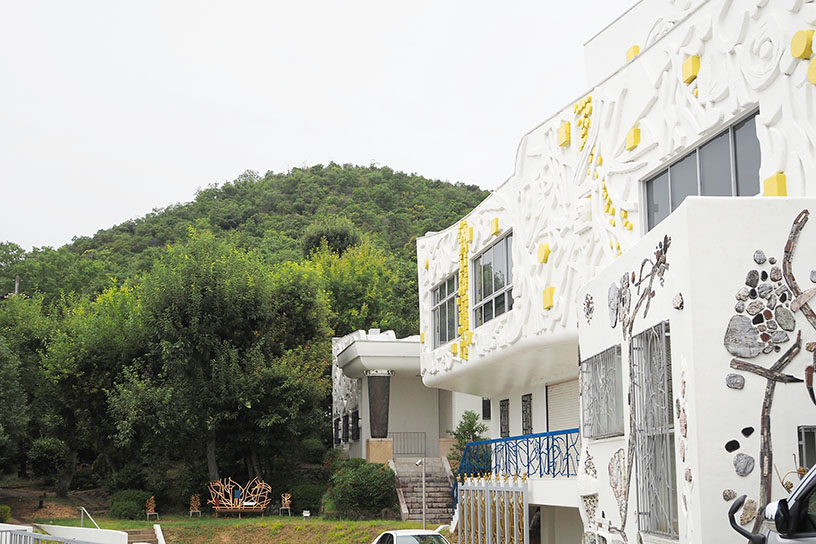 建物のカーブは、衣笠山の稜線を意識してつくられたのかもしれません