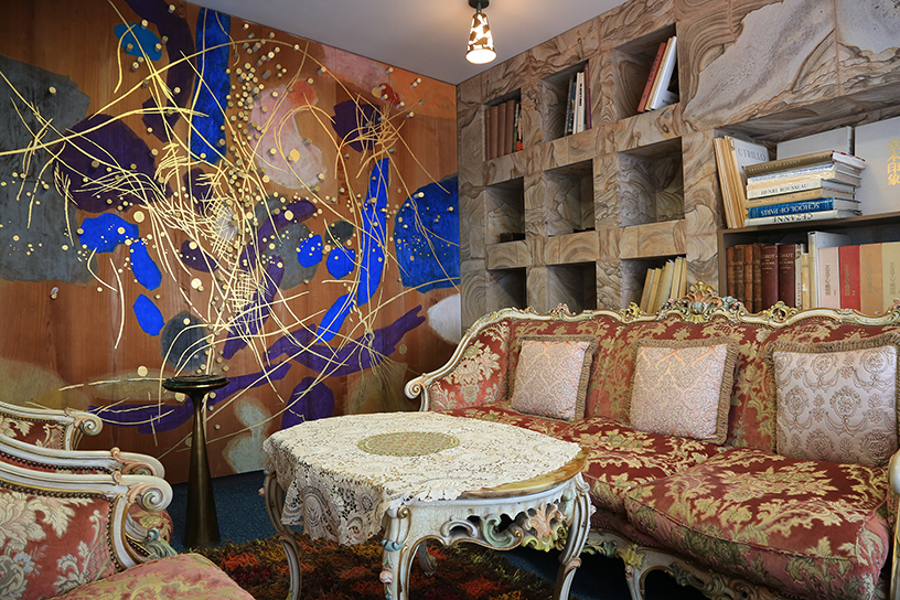 応接室。壁面の作品は印象が描いた『美しい星座』