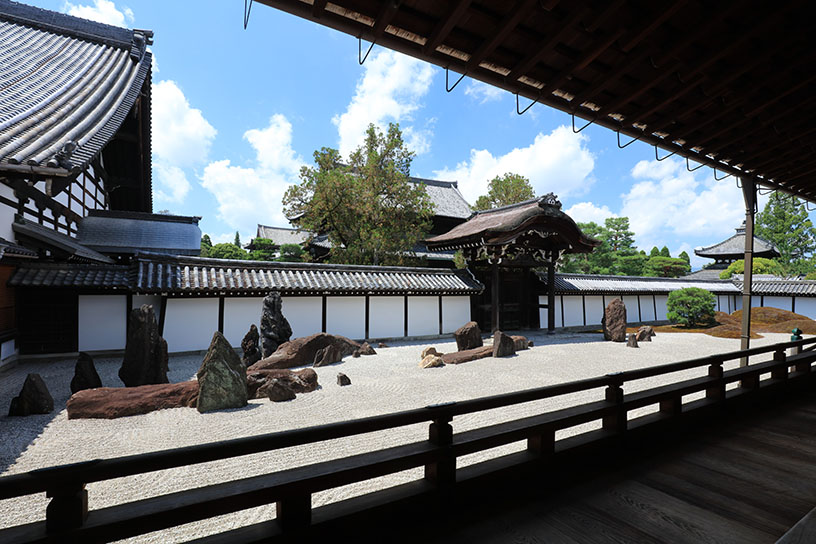 南庭。お庭の中央にあるのが勅使門です
