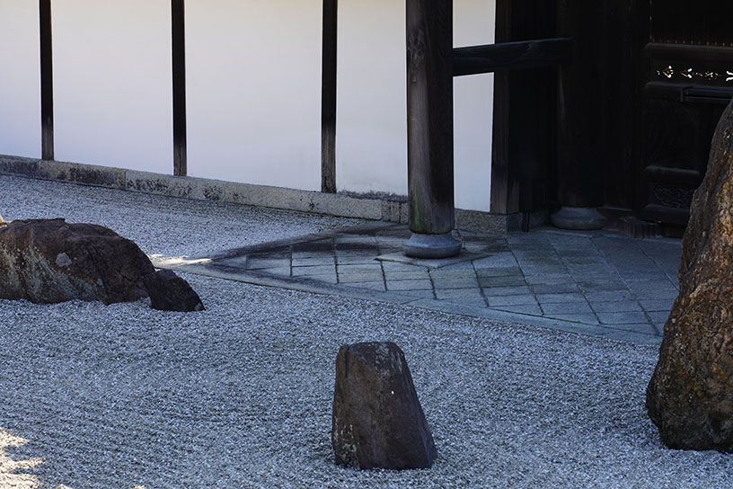 勅使門の周りに切石がわずかに残されています
