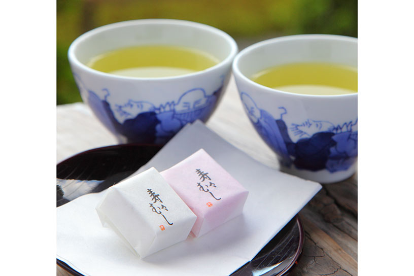 法話ではお茶とお菓子（1個）がいただけます