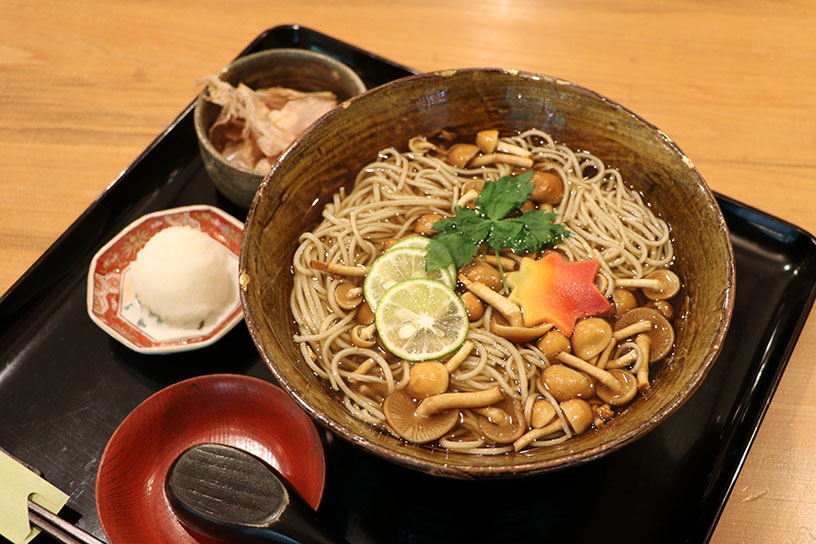 なめこおろしそば 1,250円（10月～12月限定）
