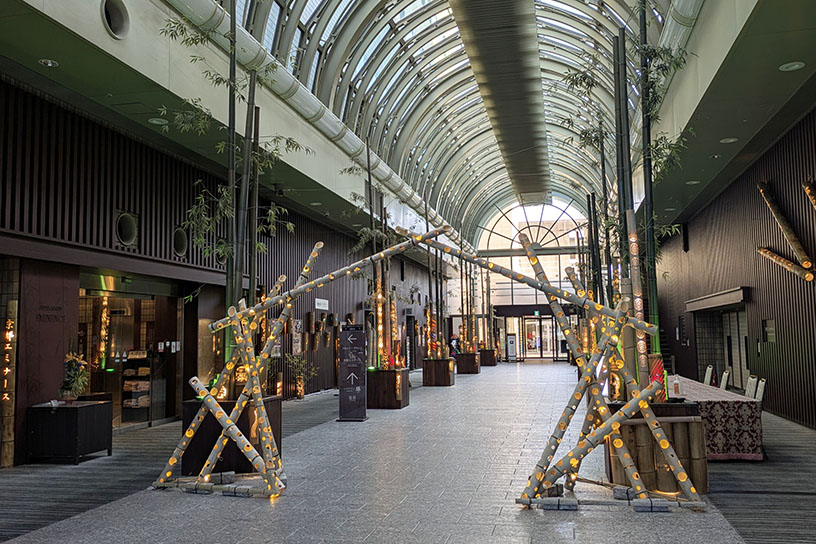 「京都西山竹あかり～幻想夜2025～」開催にちなんだ竹のオブジェが迎えてくれます