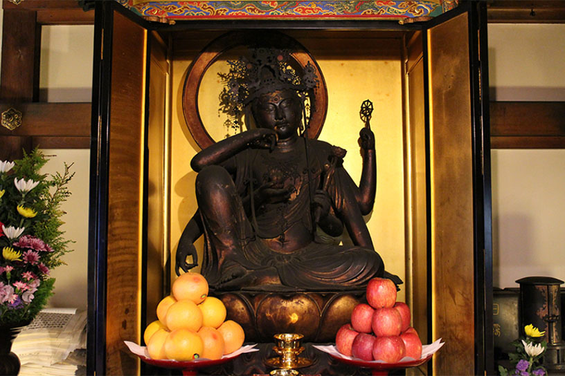 如意輪観世音菩薩坐像（重文）※特別な許可を得て撮影しています