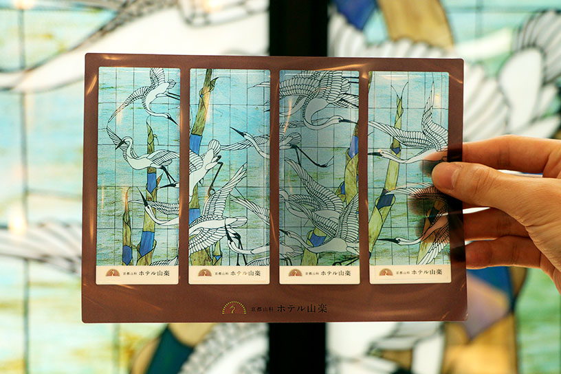 ステンドグラスをモチーフにした「ホテルオリジナル しおりセット」（300円）もあります