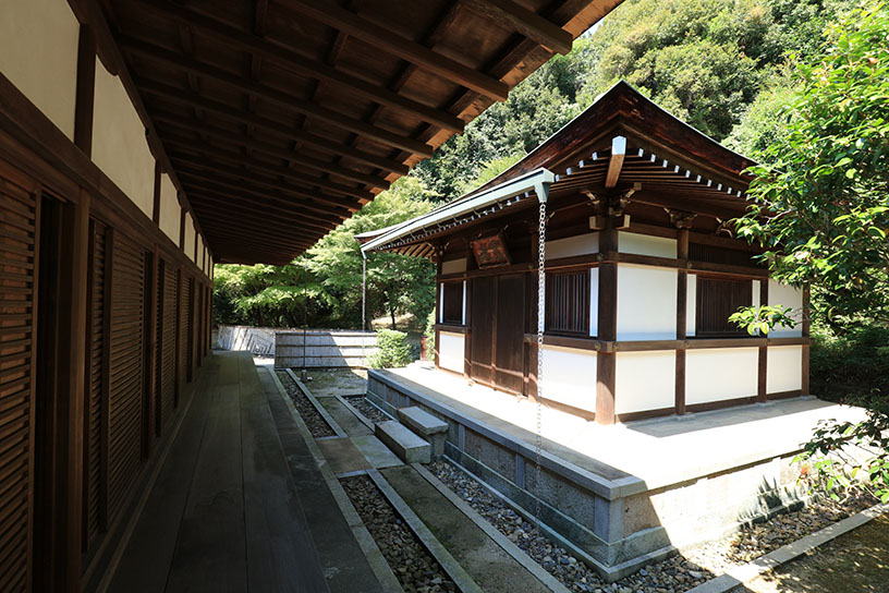 方丈の裏に開山堂があり、大明国師の像が祀られています