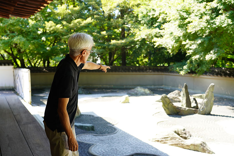 重森先生が指さしている石組が龍の頭にあたります