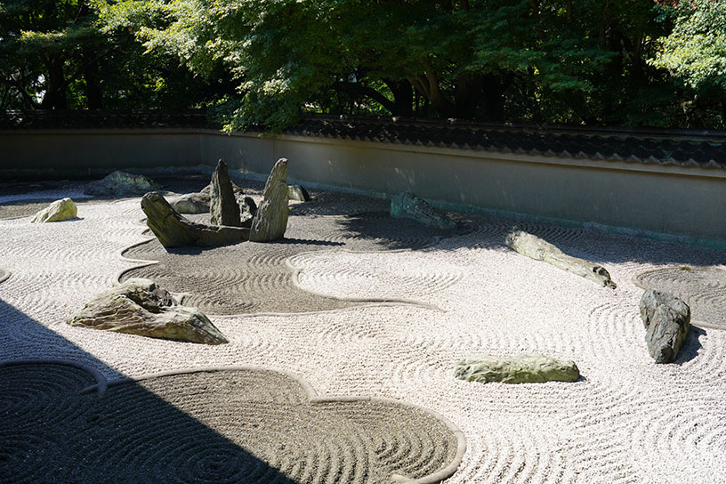 円を描くように石が組まれています