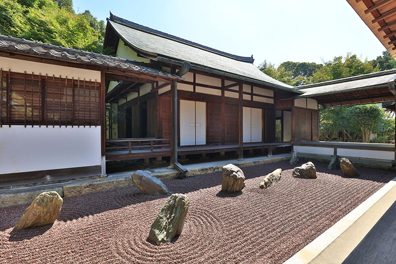 奥に見える庫裏は重要文化財に指定されています