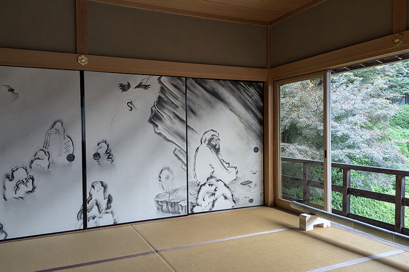 「西の間」には、禅宗の祖・達磨大師が描かれています