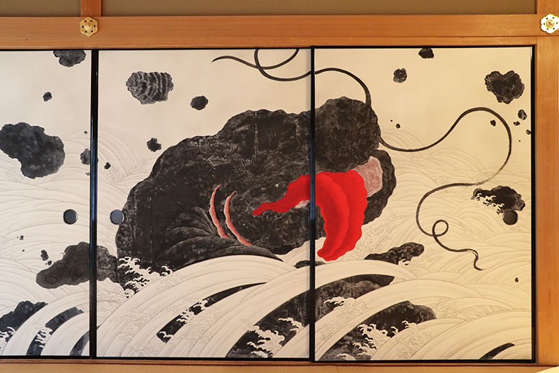 「東の間」の迫力ある大鯰！ モノトーンのなか、赤の彩色が際立っています