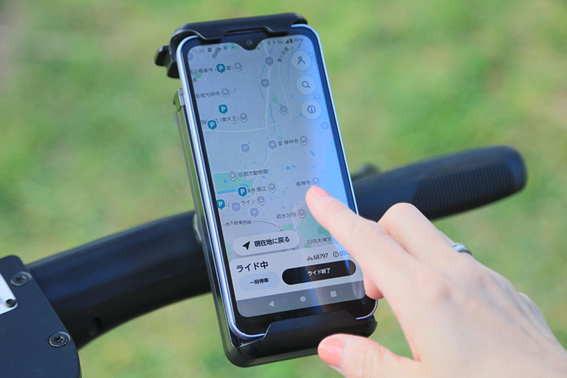 便利なスマホホルダー付き
