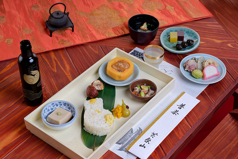 特製弁当 5,500円(4日前までに電話で申込みが必要、別途拝観料要)