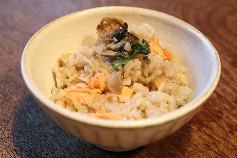 鮭とまいたけの炊きこみごはん。初夏から秋頃は、とうもろこしごはんになります