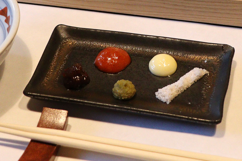 店主こだわりの薬味がずらり