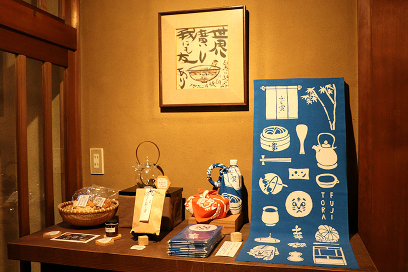 物販スペースには、大叔父さんと親交があった棟方志功の作品が飾られていました