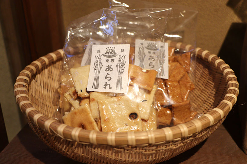 店主おすすめの「東坂あられ」各350円