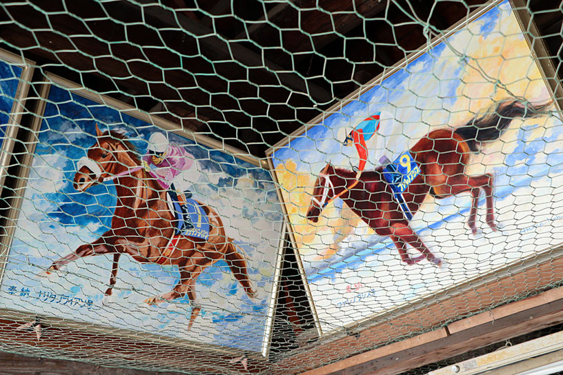 競馬関係者やファンの参拝も多く、名馬の絵が奉納されています